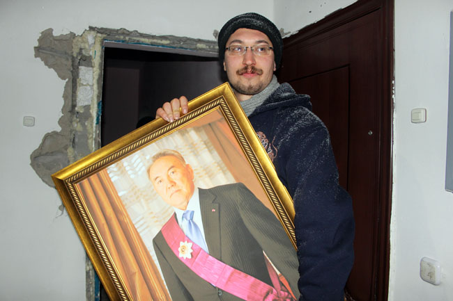 Отшлепал судью мухобойкой и подтерся избирательным бюллетенем. Политика без цензуры. Евгений Танков